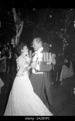 Foto di attore Curd Juergens ballare con una signora in una palla abito al Chrysanthemenball (crisantemo palla) presso il Deutsches Theater Monaco di Baviera. Foto Stock