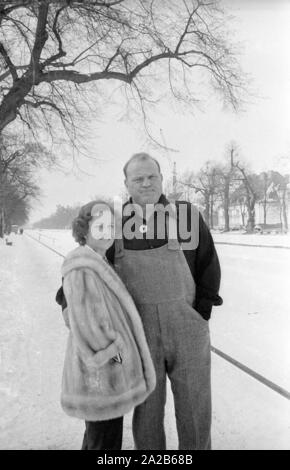 Dan Blocker, che svolge il ruolo di Hoss Cartwright nella serie televisiva Bonanza, durante una passeggiata con la moglie Dolphia Parker sul canale di Nymphenburg a Monaco di Baviera. Foto Stock