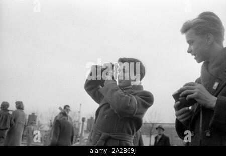La città durante la Fiera di primavera 1960. Ragazzo con Welta Penti fotocamera. Foto Stock