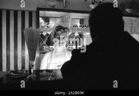 La città durante la Fiera di primavera 1960. Il cliente e la cameriera in un bar. Foto Stock