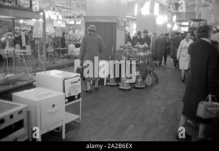 La città durante la Fiera di primavera 1960. Elettrodomestici vari in fiera. Foto Stock