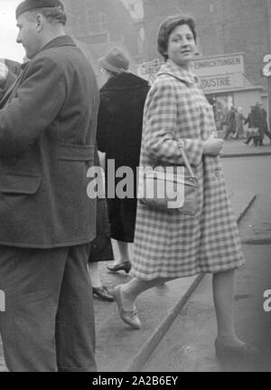 La città durante la Fiera di primavera 1960, scene di strada. Foto Stock