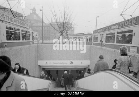 Ingresso e uscita di livello inferiore a Stachus, che conduce alla S-Bahn e centro commerciale. Dietro di esso i tram con la pubblicità per il vermouth e il brandy del marchio "tock". Sullo sfondo a destra il Palazzo di Giustizia. Foto Stock