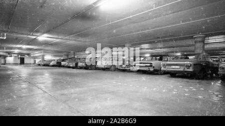 Parcheggio auto nel parcheggio sotterraneo a Stachus, che si trova nel Herzog-Wilhelm-Strasse tra Josephspitalstrasse Herzogspitalstrasse e. Foto Stock