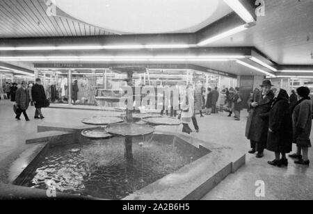 Fontana al piano mezzanino a Stachus, che comprende un centro commerciale con negozi come il negozio di abbigliamento "Pelzpavillon'. Foto Stock