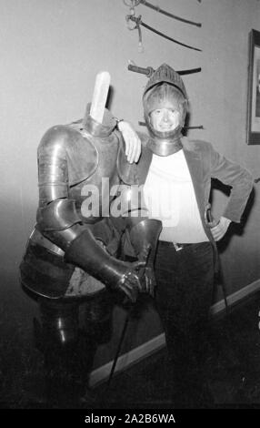 Rudi Carrell posa con Knight's Armor. Foto Stock