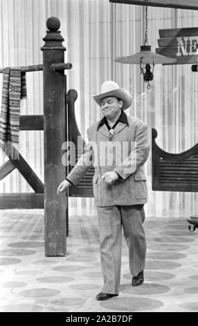 Il impersonator di Hoss da Bonanza, Dan Blocker, di fronte a uno sfondo che rappresenta un 'saloon' nel programma televisivo di 3x9. Foto Stock