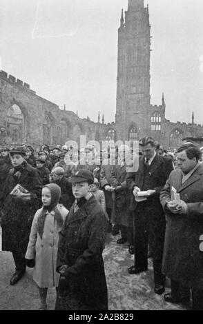 I credenti si sono riuniti in rovina di St Michael's Cathedral di Coventry, distrutto dai tedeschi durante la II Guerra Mondiale, a frequentare la posa della prima pietra del "Centro internazionale per la riconciliazione". Il vescovo tedesco Otto Dibelius viaggiato a Coventry in occasione di festa. Foto Stock