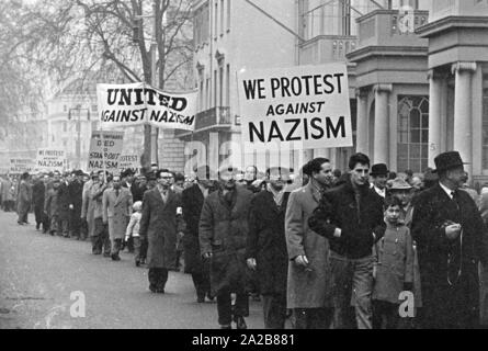 Reduci dalla organizzazione "Associazione di Ex-Servicemen Ebraica e le donne" (AJEX) organizzato un silentmarch da Marble Arch l'Ambasciata della Repubblica federale di Germania il 17 gennaio 1960, in segno di protesta contro la ricomparsa del nazismo in Europa. I singoli cittadini a partecipare, come pure altre organizzazioni della Seconda Guerra Mondiale. Una lettera di protesta è presentato all'Ambasciatore tedesco presso l' ambasciata. Qui: manifestanti con segni "Noi protestiamo contro il nazismo " e " uniti contro il nazismo'. Foto Stock