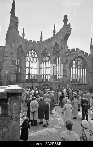 I credenti si sono riuniti in rovina di St Michael's Cathedral di Coventry, distrutto dai tedeschi durante la II Guerra Mondiale, a frequentare la posa della prima pietra del "Centro internazionale per la riconciliazione". Il vescovo tedesco Otto Dibelius viaggiato a Coventry per l'occasione di festa. Foto Stock