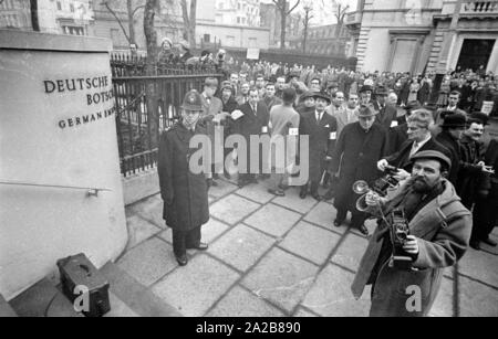 Reduci dalla organizzazione "Associazione di Ex-Servicemen Ebraica e le donne" (AJEX) organizzato un silentmarch da Marble Arch l'Ambasciata della Repubblica federale di Germania il 17 gennaio 1960, in segno di protesta contro la ricomparsa del nazismo in Europa. I singoli cittadini a partecipare, come pure altre organizzazioni della Seconda Guerra Mondiale. Una lettera di protesta è presentato all'Ambasciatore tedesco presso l' ambasciata. Qui: giornalisti sono sempre pronti a consegnare la lettera presso l' ambasciata della Repubblica federale di Germania. Foto Stock