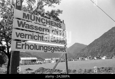 Gli abitanti della valle di Loisach protestare con segni come questo (Monaco di Baviera il progetto di acqua distrugge questa area ricreativa) contro il collegamento della metropolitana risorse idriche della Loisach a Monaco di Baviera la fornitura di acqua potabile. Foto Stock