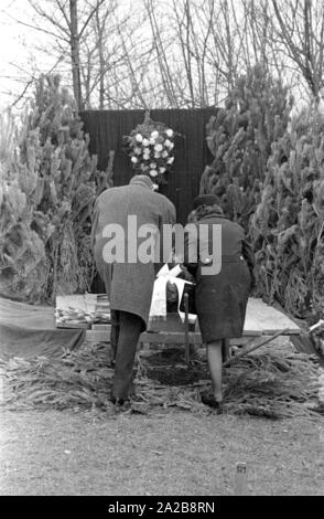 Una sepoltura avvenga in un cimitero di Monaco di Baviera (?). Foto Stock