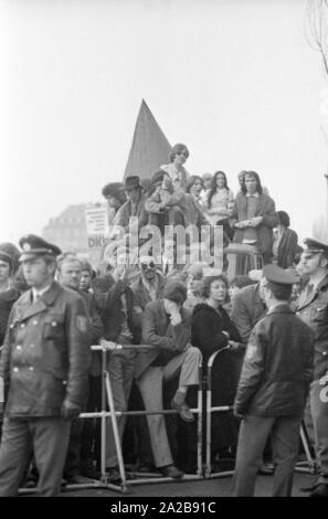 Il 03.04.1971 il partito neonazista "Popolo tedesco dell' Unione (oggi NPD) ha organizzato la sua prima messa nel rally Schwabinger Braeu a Monaco di Baviera, sotto la direzione della casa editrice Gerhard Frey. Vi è stata una protesta rally con leader politici, un contatore-dimostrazione e blocco dell'edificio. Nella foto: manifestanti, anche della DKP, dietro il cordone di polizia. Foto Stock