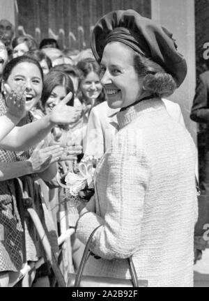 Alla fine di aprile 1971, il belga royal giovane visitato Monaco di Baviera. Nella foto: Regina Fabiola accoglie favorevolmente il tifo folla di fronte al Siemenswerke. Foto Stock