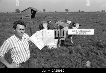 Vi sono state proteste estesa dopo la decisione del governo bavarese nel 1969 per costruire il nuovo aeroporto di Monaco di Baviera di Erdinger Moos. Per esempio, un appezzamento di terra che è necessaria per il nuovo aeroporto è stato trasferito al 'Bund Naturschutz in Bayern". Nella foto: un uomo detiene l'atto notarile di donazione nelle sue mani. Foto Stock