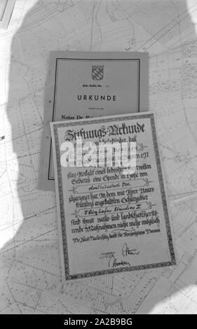 Vi sono state proteste estesa dopo la decisione del governo bavarese nel 1969 per costruire il nuovo aeroporto di Monaco di Baviera di Erdinger Moos. Per esempio, un appezzamento di terra che è necessaria per il nuovo aeroporto è stato trasferito al 'Bund Naturschutz in Bayern". Nella foto: l'atto notarile di donazione. Foto Stock