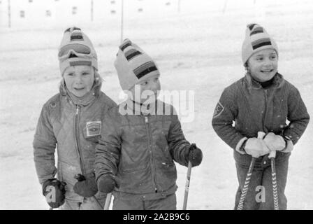 Bambini a un corso di sci della Skischule Garmisch. Foto Stock