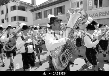 Banda di ottoni presso la tradizionale sfilata in costume in Alta Baviera. Foto Stock