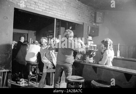 Lotta presso il bancone di un bar. Foto Stock