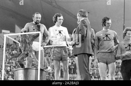 Il sindaco di Monaco di Baviera Georg Kronawitter (terza da sinistra) si congratula con il calciatore Franz Beckenbauer (secondo da sinistra) per il secondo posto alla Sport Stampa Festival del Monaco Olympiahalle. Il vincitore è stato l'atleta Klaus Wolfermann (1a da sinistra). Foto Stock