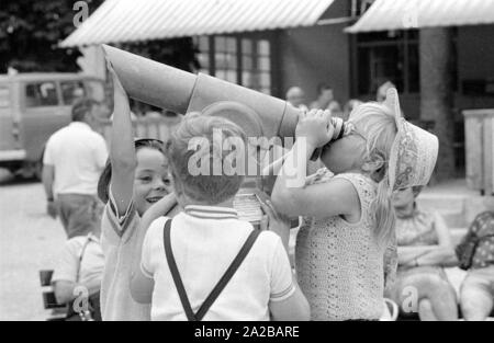 In un bavarese resort per la salute di bambini cerco di guardare attraverso il binocolo. Foto Stock