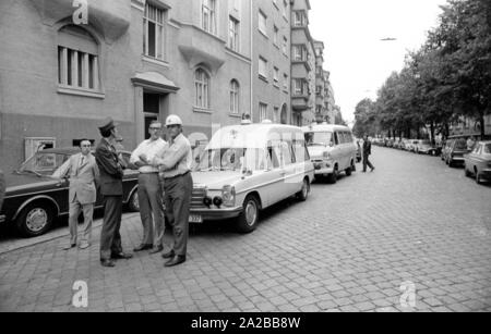 Il raid su una filiale di Deutsche Bank sulla Prinzregentenstrasse su 04.08.1971 diventa parte della storia criminale della Germania: questa è la prima rapina in banca con ostaggi nella Repubblica federale. Nella foto: soccorritori park in una strada laterale. Foto Stock