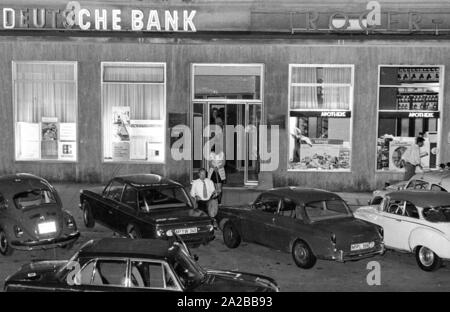 Il raid su una filiale di Deutsche Bank sulla Prinzregentenstrasse su 04.08.1971 diventa parte della storia criminale della Germania: questa è la prima rapina in banca con ostaggi nella Repubblica federale. Nella foto: Il cassiere della Deutsche Bank, Ludwig K. porta, su istruzione dell'ostaggio assume un sacco di iuta con due milioni di DM per un BMW parcheggiato sulla strada. Un ostaggio legato, il 20-anno-vecchio Ingrid Reppel, viene dopo di lui. Foto Stock