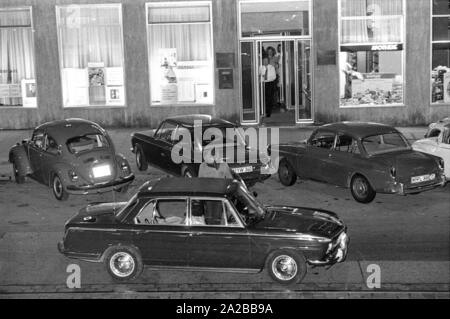 Il raid su una filiale di Deutsche Bank sulla Prinzregentenstrasse su 04.08.1971 diventa parte della storia criminale della Germania: questa è la prima rapina in banca con ostaggi nella Repubblica federale. Nella foto: uno dei rapitori, Hans Georg Rammelmayr, ottiene nel blu BWM al 20-anno-vecchio ostaggio Ingrid Reppel. Foto Stock