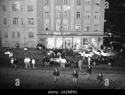 Il raid su una filiale di Deutsche Bank sulla Prinzregentenstrasse su 04.08.1971 diventa parte della storia criminale della Germania: questa è la prima rapina in banca con ostaggi nella Repubblica federale. Nella foto: poliziotti presso la scena dopo il mortale firefight e la fine della presa di ostaggi. Foto Stock