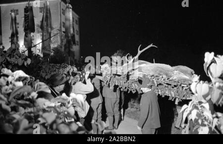 Schloss Fuschl in Hof bei Salzburg a caccia di festival ha avuto luogo nel 1971. La lussuosa residenza di caccia dal XV secolo è un luogo di incontro per gli ospiti selezionati da tutto il mondo. Nella foto: l'ha ucciso cervi sono portati al castello, dove la processione è stato catturato sulla pellicola. Foto Stock