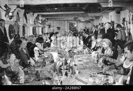 Un festival di caccia ha avuto luogo nel 1971 presso l'Hotel Schloss Fuschl in Hof bei Salzburg. La lussuosa residenza di caccia dal XV secolo è un luogo di incontro per gli ospiti selezionati da tutto il mondo. Nella foto: Il proprietario dell'albergo e host di Hunt, Carl Adolf Vogel (standing, il bordo di destra della foto), si prende cura della cena. Foto Stock