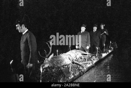 Schloss Fuschl in Hof bei Salzburg a caccia di festival ha avuto luogo nel 1971. La lussuosa residenza di caccia dal XV secolo è un luogo di incontro per gli ospiti selezionati da tutto il mondo. Nella foto: un ucciso cervo è portato al castello in barca. Foto Stock