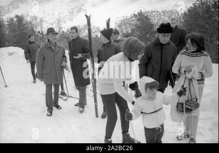 Farah Diba (secondo da destra), moglie di Shah Iraniano Mohammad Reza Pahlavi, con sua figlia Farahnaz (primo da destra) sci di San Moritz in 1968. Foto Stock