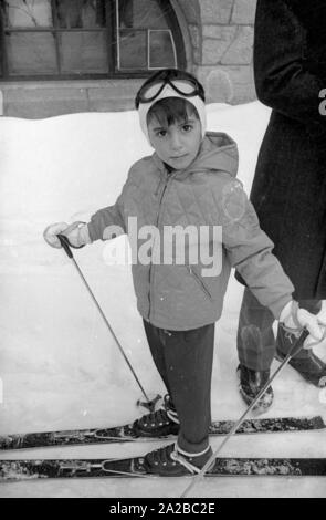 Ciro Reza Pahlavi, figlio di Shah Mohammad Reza Pahlavi e sua moglie Farah Diba, sci di San Moritz in 1968. Foto Stock