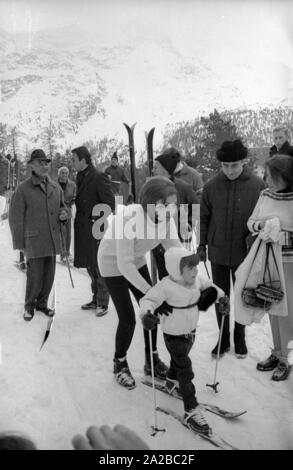 Farah Diba (centro), la moglie del Shah Iraniano Mohammad Reza Pahlavi, con sua figlia Farahnaz sciare a San Moritz nel 1968. Foto Stock