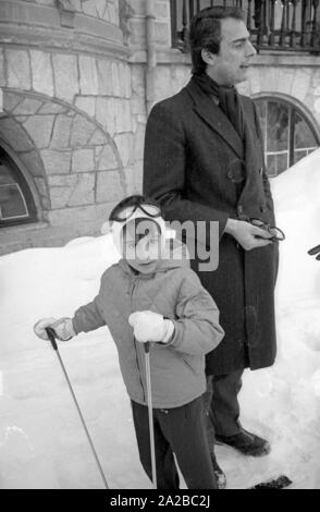 Ciro Reza Pahlavi (l.), figlio di Shah Mohammad Reza Pahlavi e sua moglie Farah Diba, sci di San Moritz in 1968. Foto Stock