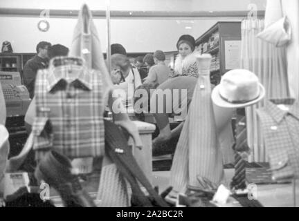 Farah Diba (guardando nella telecamera), la moglie del Iraniano Reza Shah Pahlavi mentre lo shopping a San Moritz nel 1968. Foto Stock