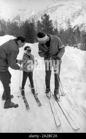 Ciro Reza Pahlavi (centro), figlio di Shah Mohammad Reza Pahlavi e sua moglie Farah Diba, sci di San Moritz in 1968. Foto Stock