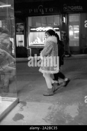 Farah Diba, la moglie di Shah Iraniano Mohammad Reza Pahlavi mentre lo shopping a San Moritz nel 1968. Foto Stock