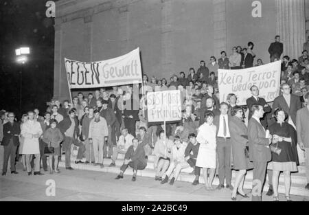A seguito del tentativo di assassinio sul Rudi Dutschke, azioni ha preso posizione contro la Springer publishing house in tutta la Germania per il weekend di Pasqua 1968. A Monaco di Baviera, le battaglie di strada fatto due vittime, tra cui premere fotografo Klaus Frings. Su 17.04. (?) Sulla Königsplatz si è svolta la manifestazione finale del corteo silenzioso, organizzato dal generale gli studenti " Comitato delle università. Il poster leggere: "No terrore né da sinistra né da destra', 'contro la violenza' e 'SDS omicidio Frings'. Foto Stock