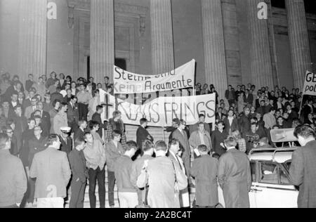 A seguito del tentativo di assassinio sul Rudi Dutschke, azioni ha preso posizione contro la Springer publishing house in tutta la Germania per il weekend di Pasqua 1968. A Monaco di Baviera, le battaglie di strada fatto due vittime, tra cui premere fotografo Klaus Frings. Su 17.04. (?) Sulla Königsplatz si è svolta la manifestazione finale del corteo silenzioso, organizzato dal generale gli studenti " Comitato delle università. Il poster leggere: "Klaus Frings' e 'Si toni non sono argomenti'. Foto Stock