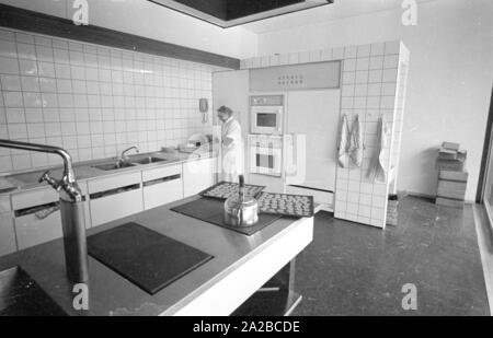 Residenziale e della portineria del cancelliere della Repubblica federale di Germania. Qui: La cucina (Kanzlerküche) durante il termine di Ludwig Erhard. Foto Stock