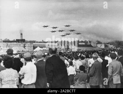 Spettatori a Farnborough Airshow internazionale, 1971. Avviso di Copyright: Max Scheler / SZ foto. Foto Stock