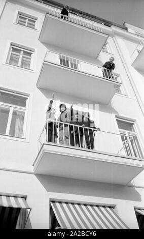 I membri della band britannica "The Beatles' su un balcone a Salisburgo. Da sinistra: Paul McCartney, John Lennon, George Harrison e Ringo Starr. Foto Stock