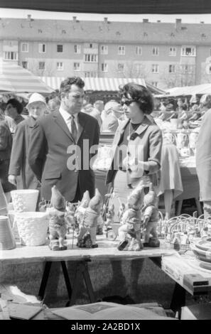 Vendita di ceramica sulla Auer Dult a Mariahilfplatz a Monaco di Baviera. Foto Stock