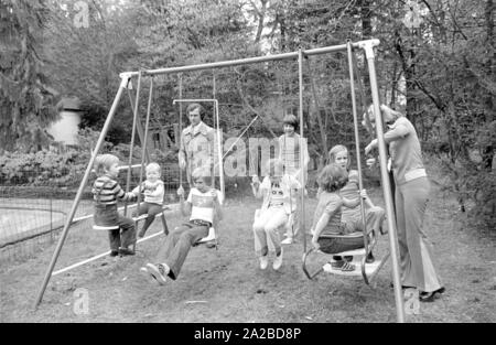 Home storia con il Beckenbauer famiglia. Nella foto: Franz e Brigitte Beckenbauer all'altalena nel giardino. Foto Stock