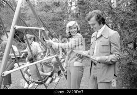 Home storia con il Beckenbauer famiglia. Nella foto: Franz e Brigitte Beckenbauer all'altalena nel giardino. Foto Stock