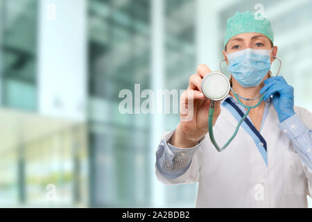 Donne medico tenendo uno stetoscopio Foto Stock