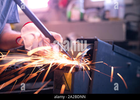 Macinazione di acciaio con sacco di scintille. Foto Stock